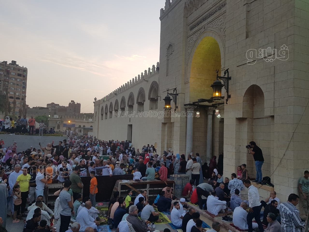 أعداد غفيرة أمام مسجد عمرو بن العاص لأداء صلاة العيد (6)