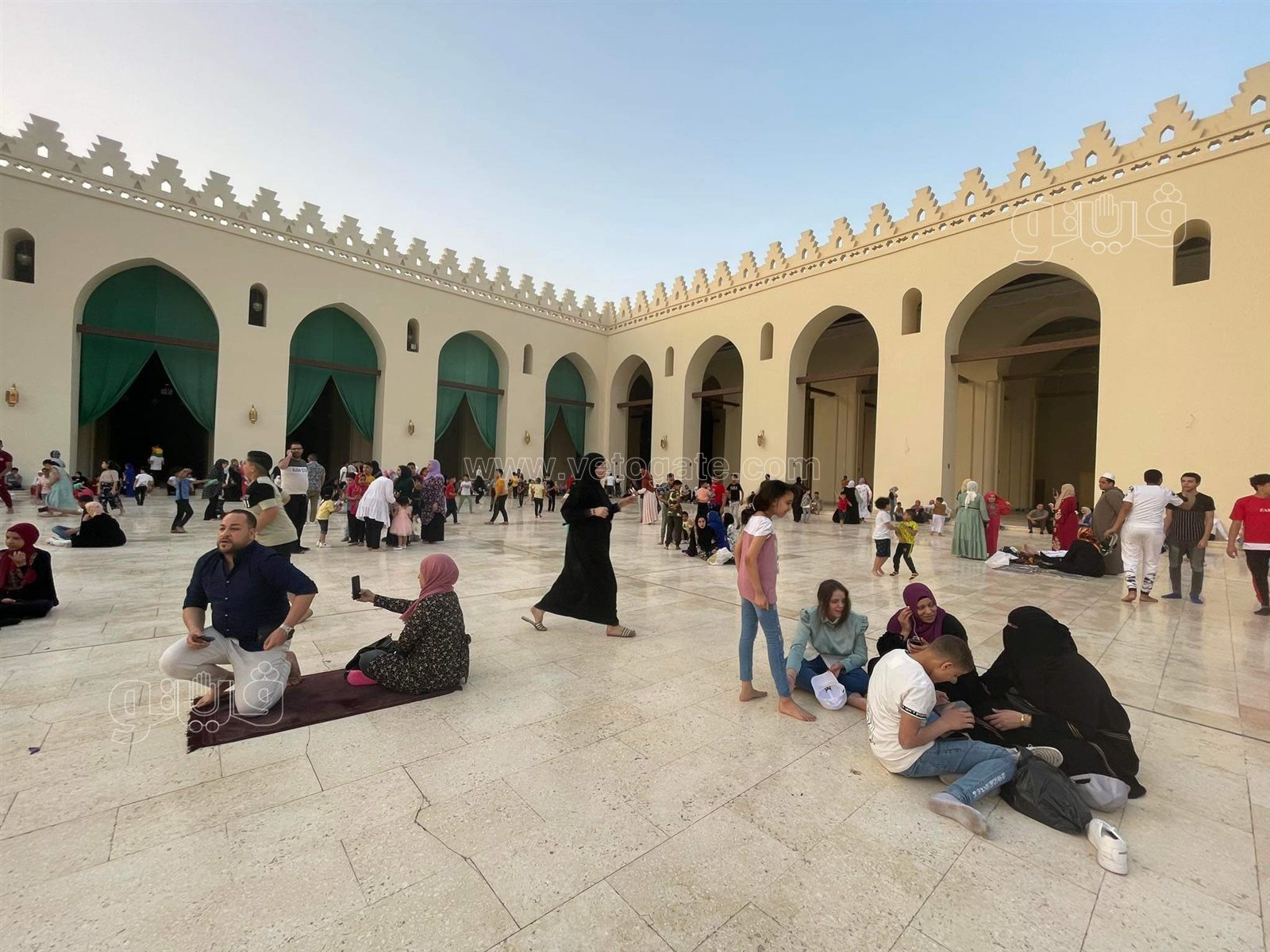 مصريون وأجانب يصلون العيد في مسجد الحاكم بأمر الله (2)