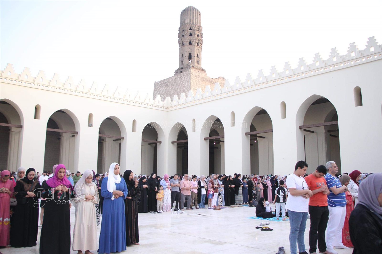 مصريون وأجانب يصلون العيد في مسجد الحاكم بأمر الله (6)