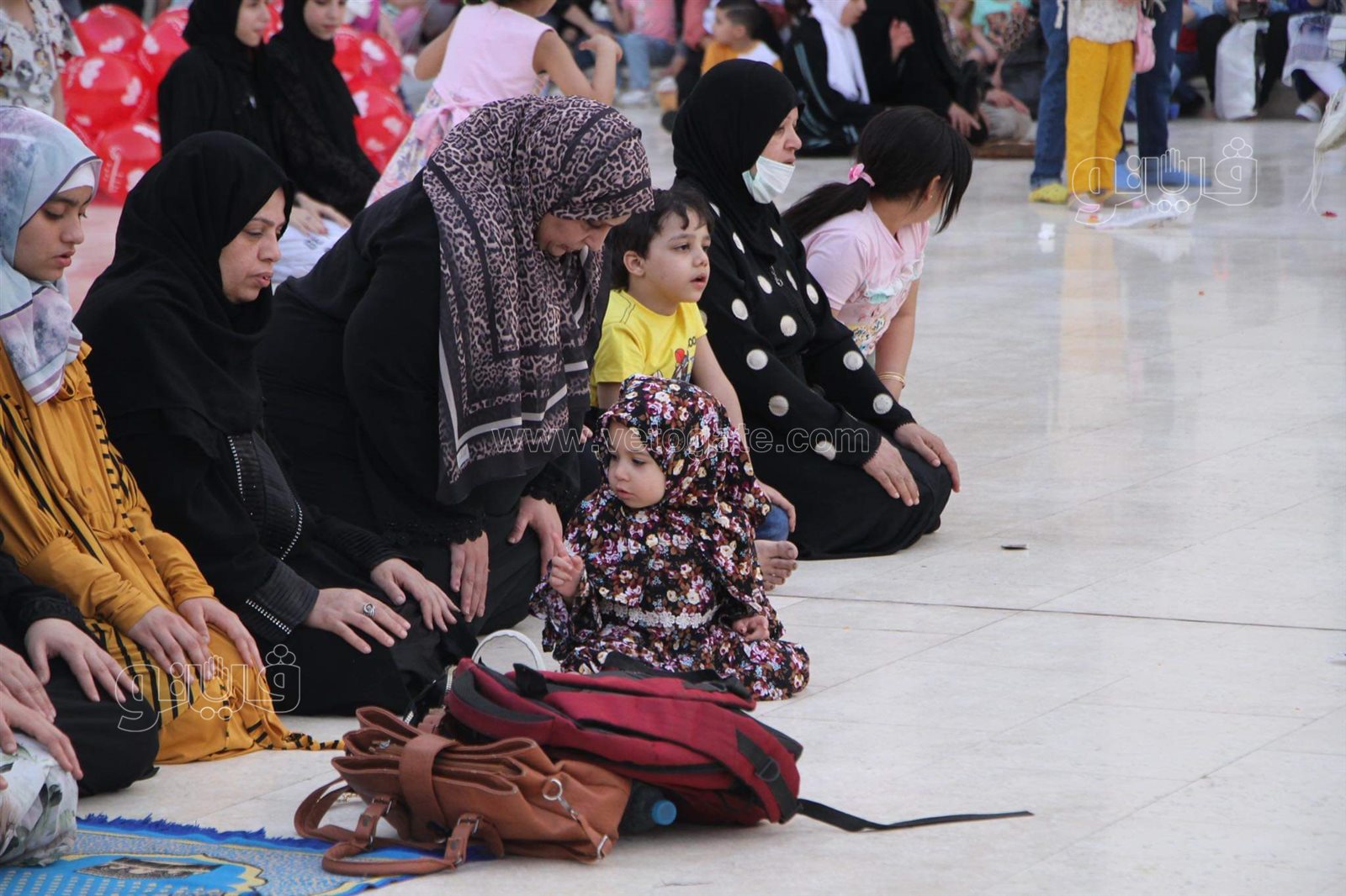 مصريون وأجانب يصلون العيد في مسجد الحاكم بأمر الله (7)