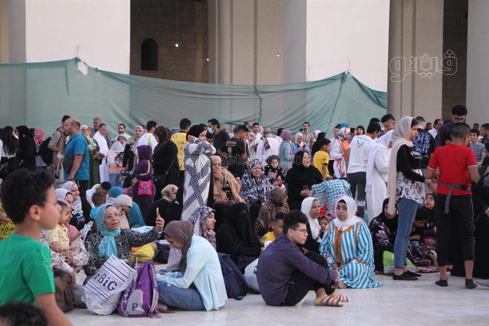 مصريون وأجانب يصلون العيد في مسجد الحاكم بأمر الله (9)