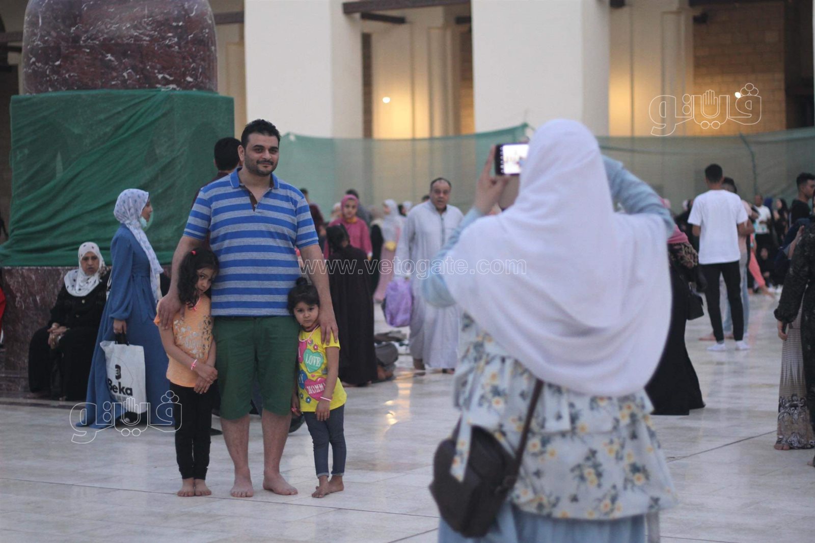 مصريون وأجانب يصلون العيد في مسجد الحاكم بأمر الله (10)