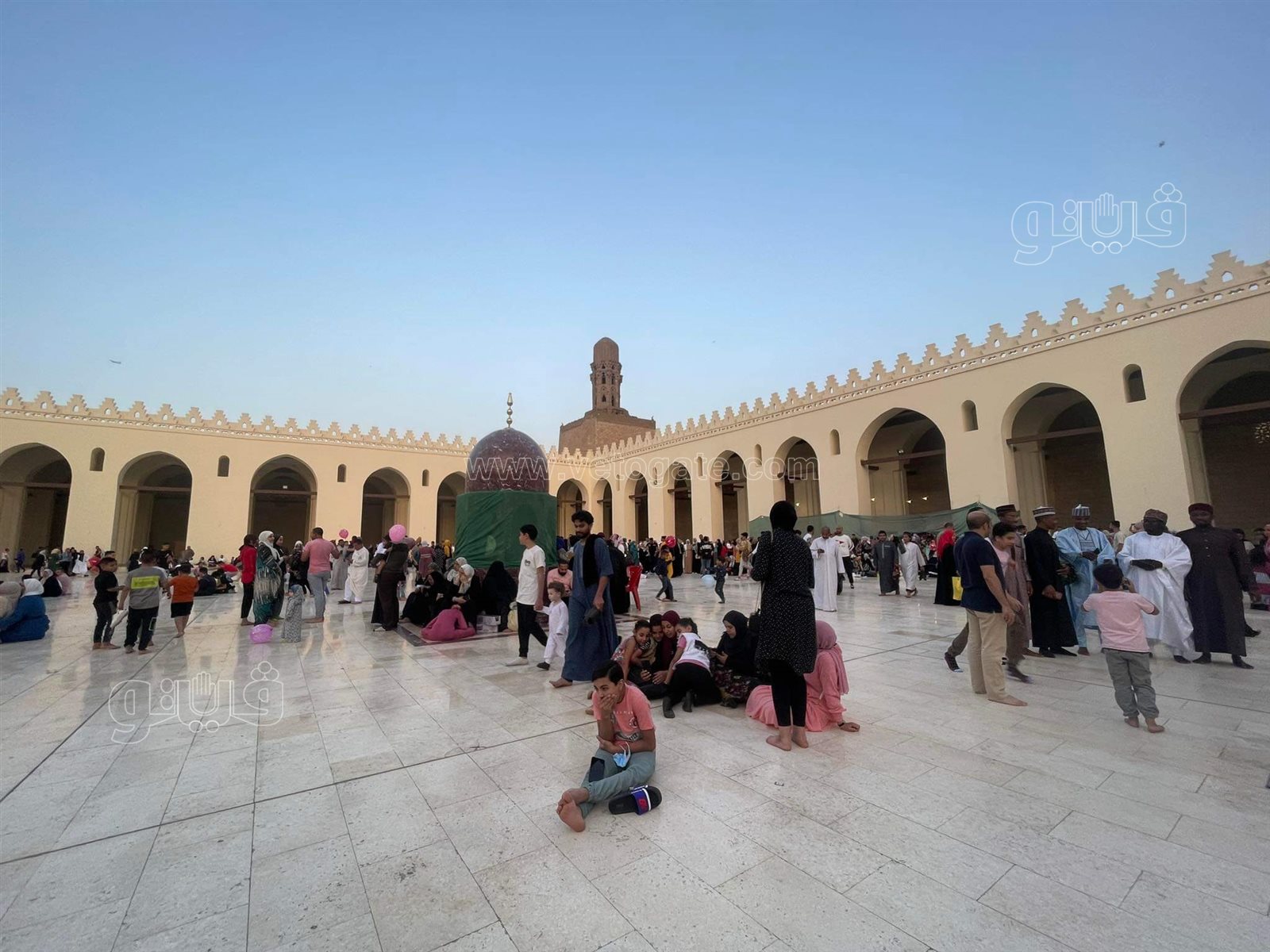 مصريون وأجانب يصلون العيد في مسجد الحاكم بأمر الله (11)