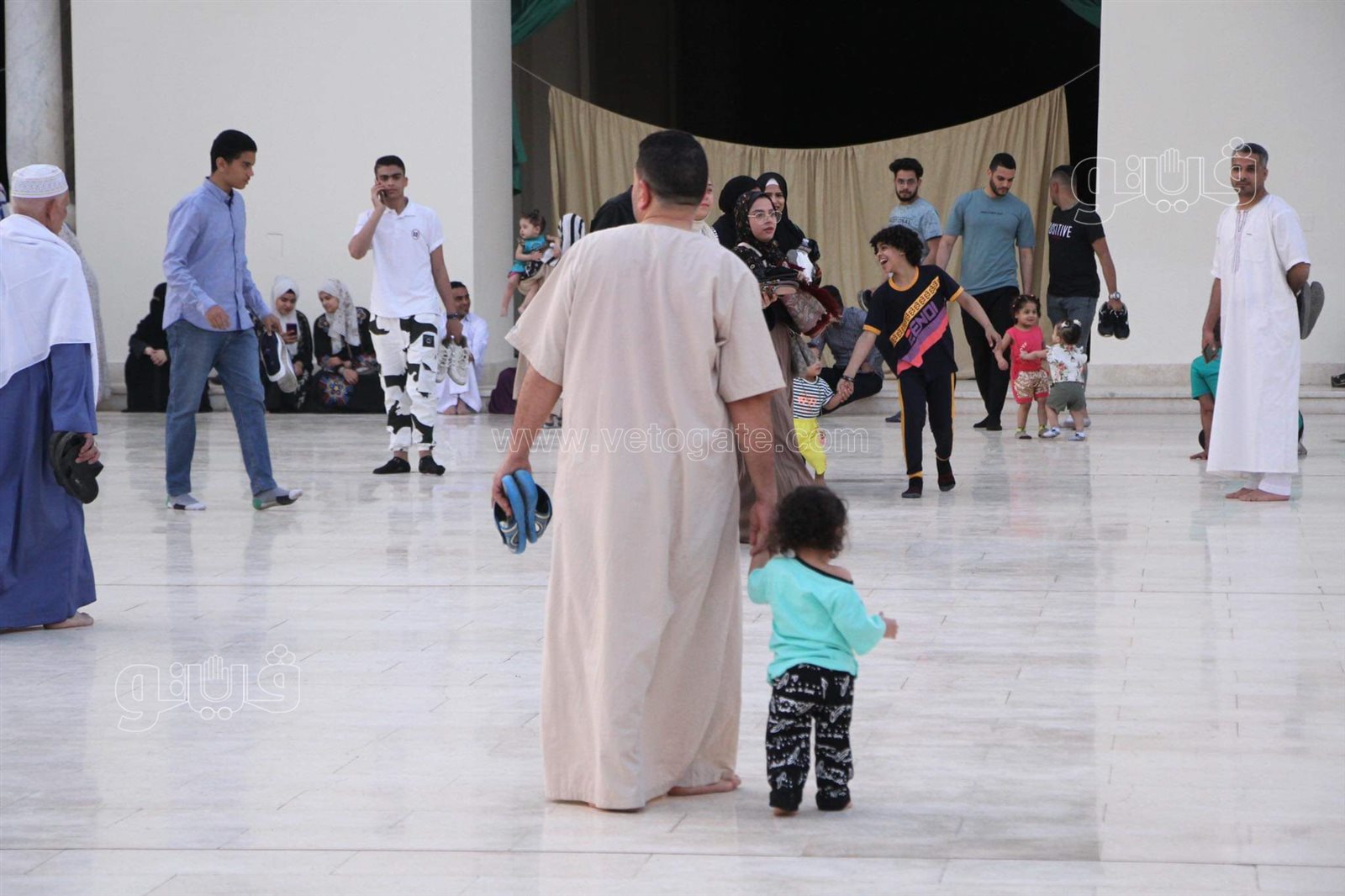 مصريون وأجانب يصلون العيد في مسجد الحاكم بأمر الله (13)