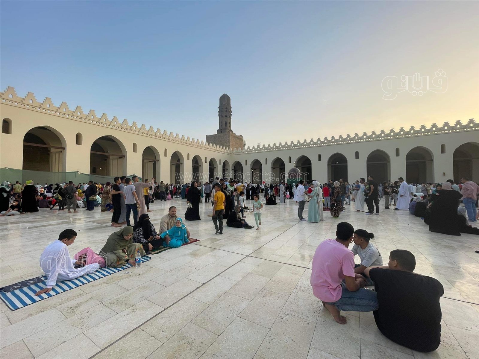 مصريون وأجانب يصلون العيد في مسجد الحاكم بأمر الله (16)