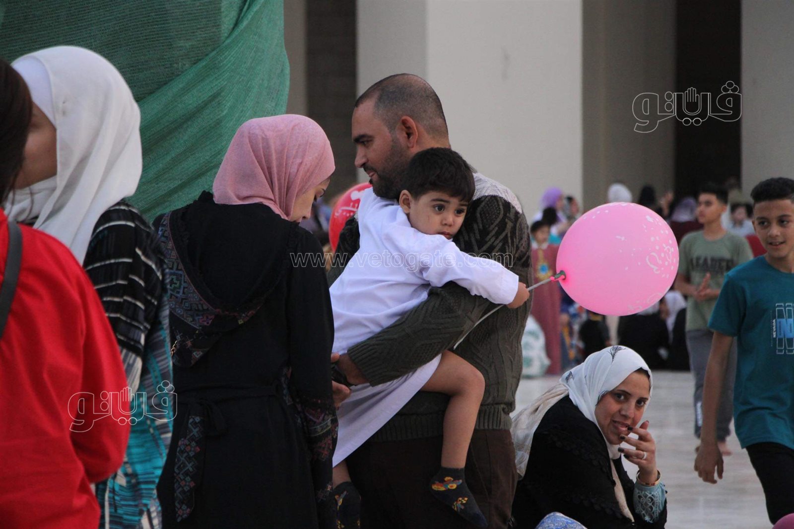 مصريون وأجانب يصلون العيد في مسجد الحاكم بأمر الله (20)