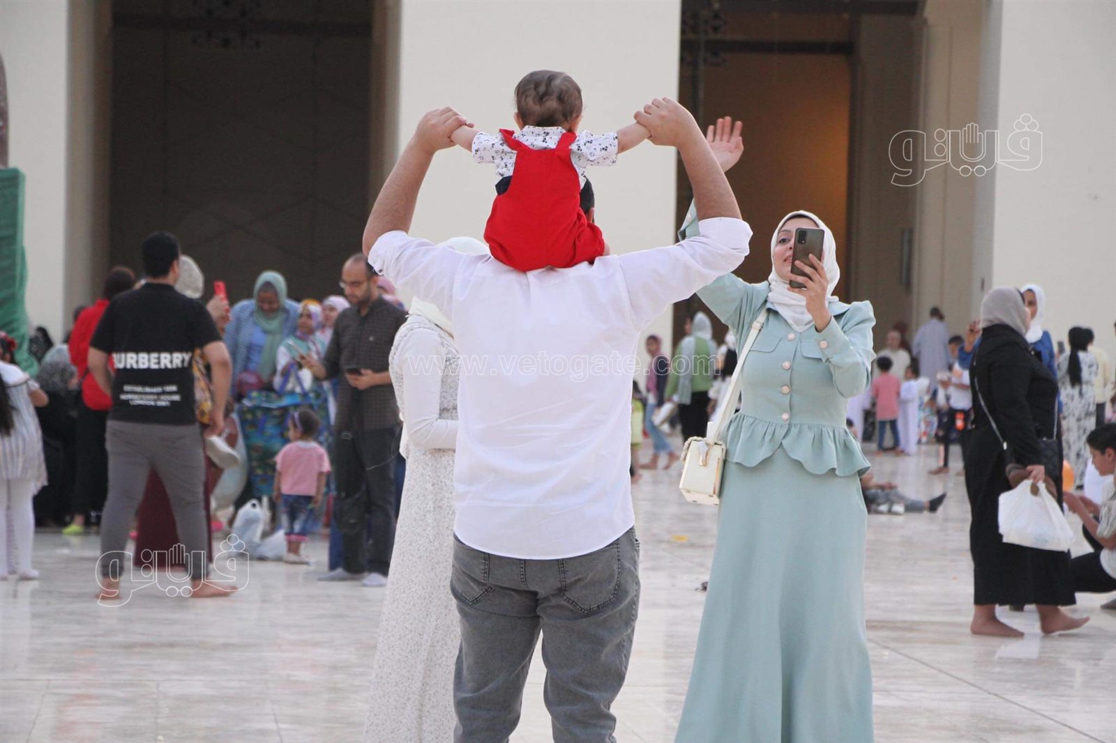 مصريون وأجانب يصلون العيد في مسجد الحاكم بأمر الله (21)