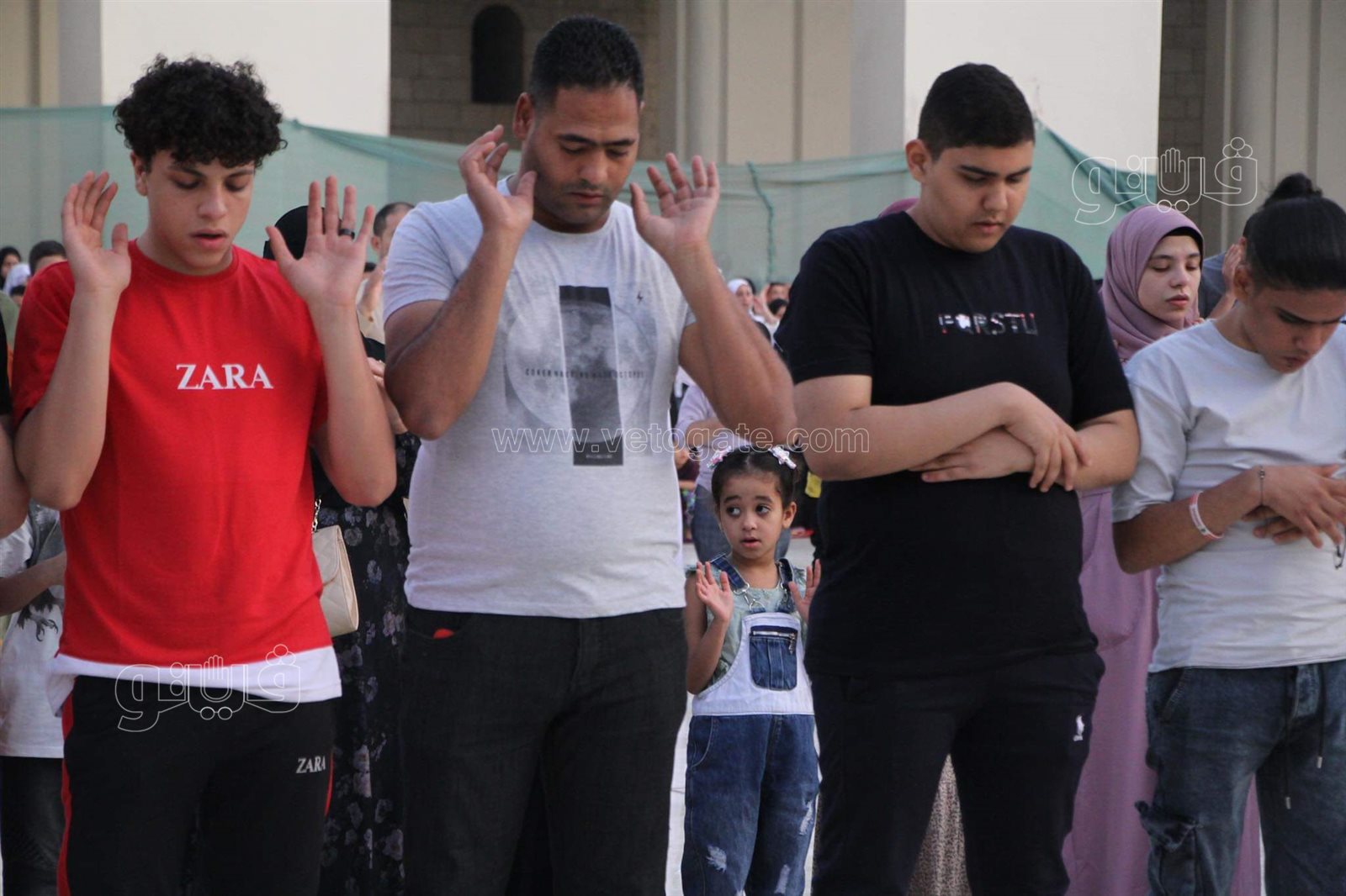 مصريون وأجانب يصلون العيد في مسجد الحاكم بأمر الله (26)