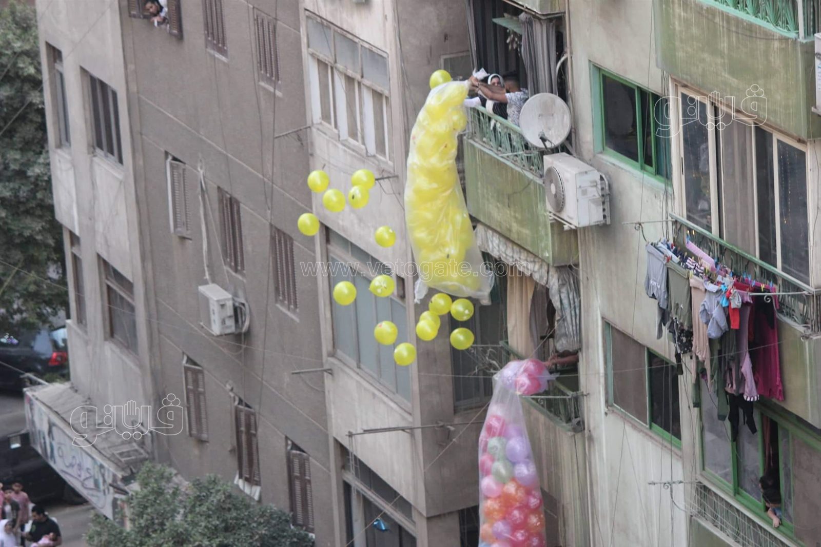 أهلا بالعيد.. أهالي عين شمس يلقون البلالين الملونة على المصلين (2)