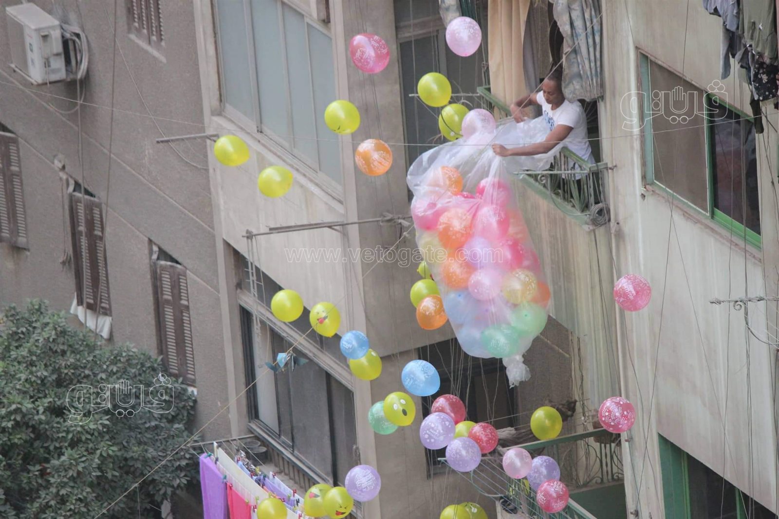 أهلا بالعيد.. أهالي عين شمس يلقون البلالين الملونة على المصلين (3)