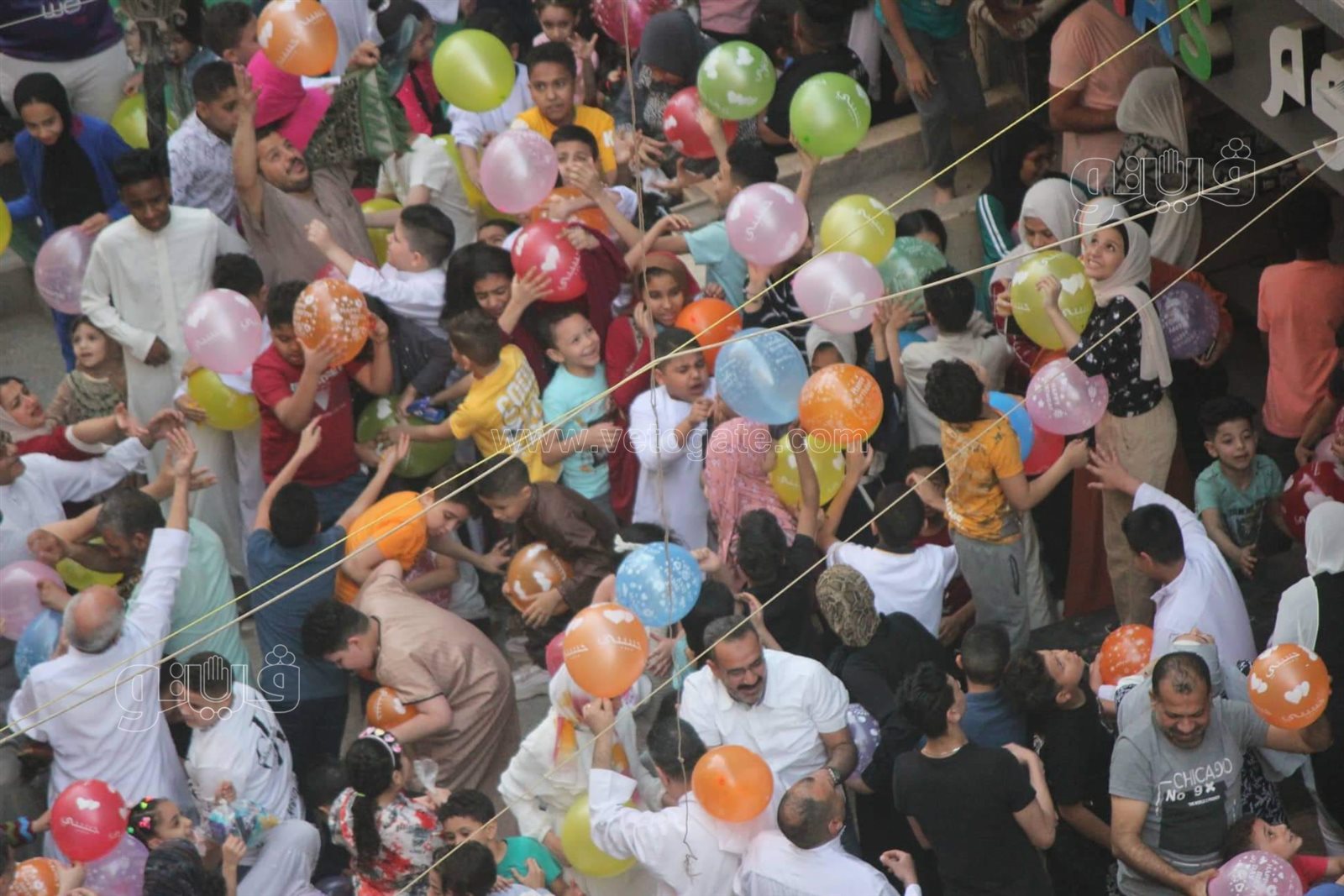 أهلا بالعيد.. أهالي عين شمس يلقون البلالين الملونة على المصلين (4)