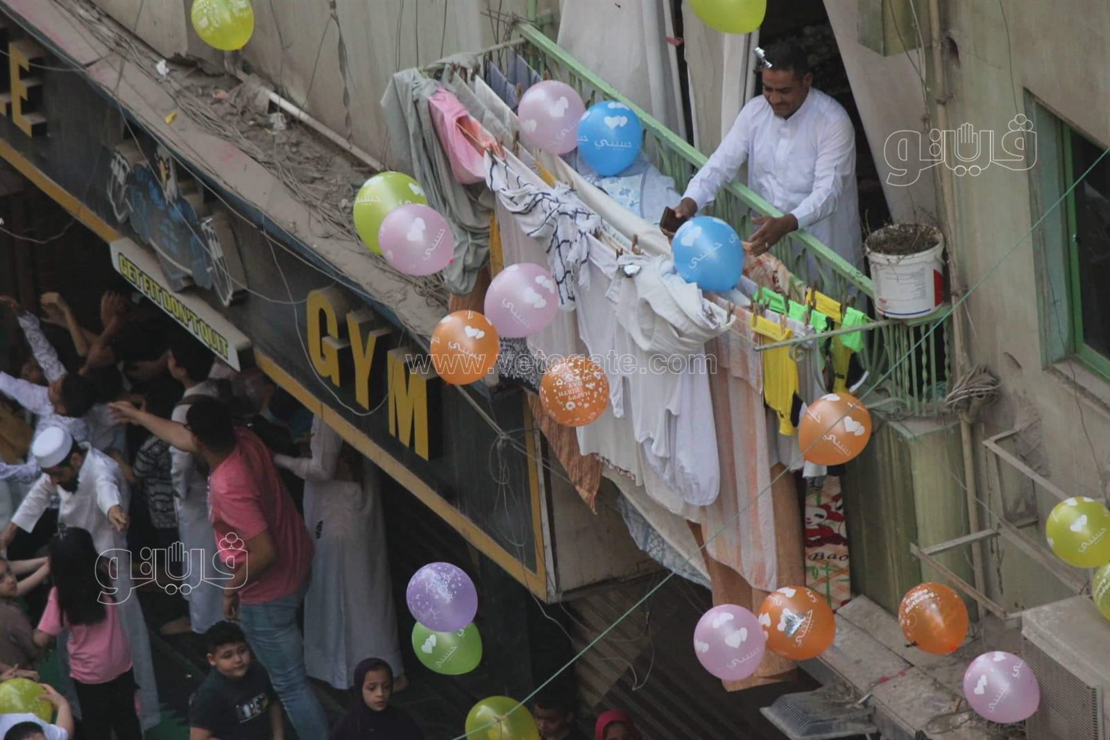 أهلا بالعيد.. أهالي عين شمس يلقون البلالين الملونة على المصلين (6)