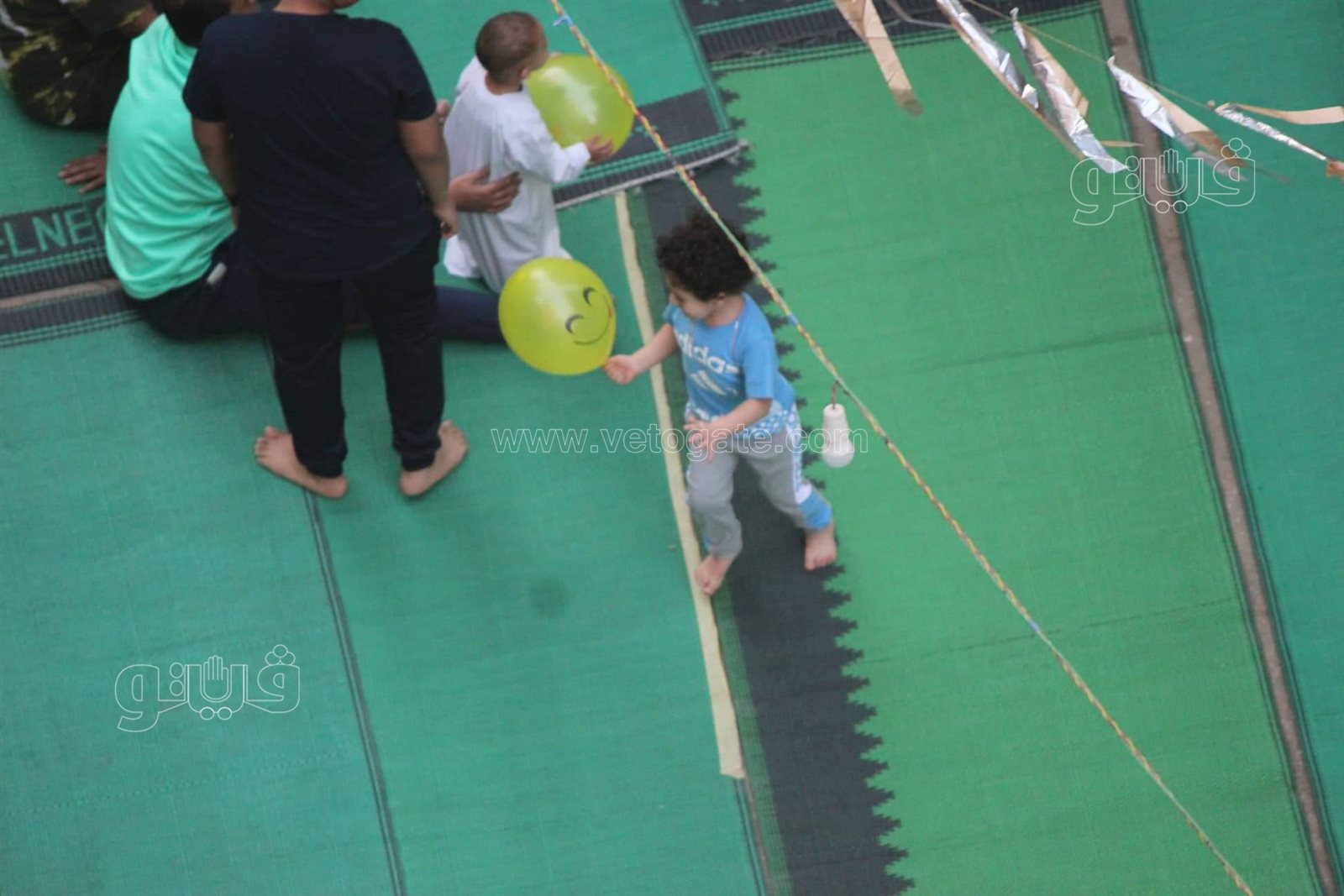 أهلا بالعيد.. أهالي عين شمس يلقون البلالين الملونة على المصلين (8)