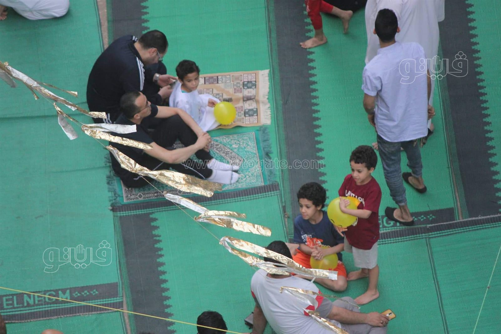 أهلا بالعيد.. أهالي عين شمس يلقون البلالين الملونة على المصلين (10)