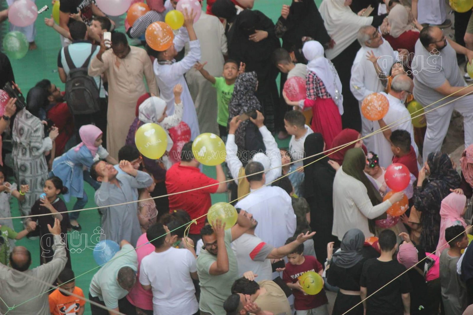 أهلا بالعيد.. أهالي عين شمس يلقون البلالين الملونة على المصلين (11)