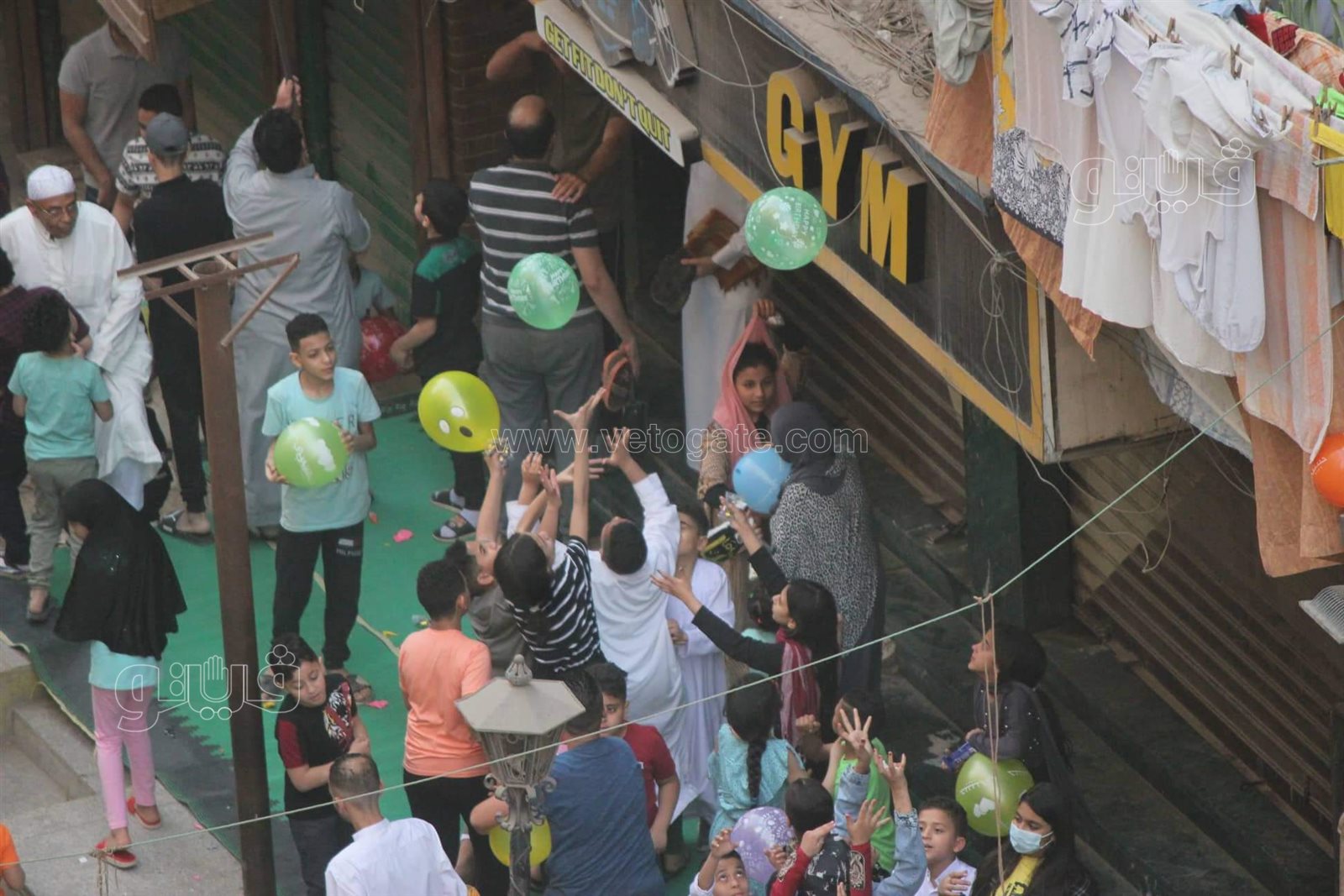 أهلا بالعيد.. أهالي عين شمس يلقون البلالين الملونة على المصلين (12)