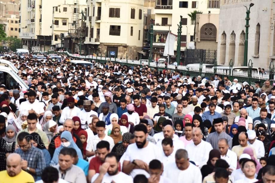 صلاة العيد بركة وفرحة.. مساجد مصر يملؤها المصلون (11)