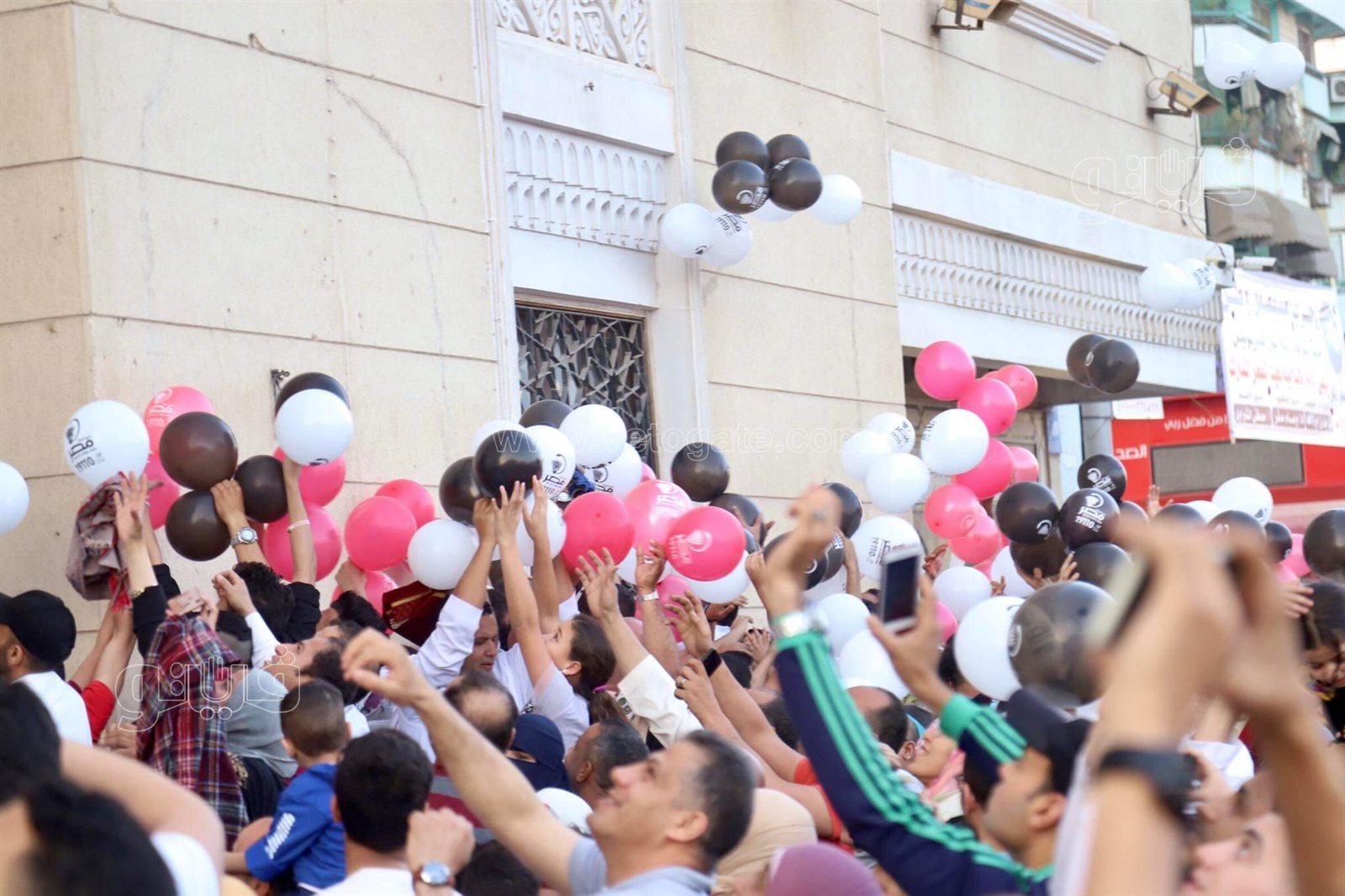 فرحة العيد تجمع شمل قريب وبعيد.. مظاهر البهجة في صلاة عيد الفطر المبارك (6)