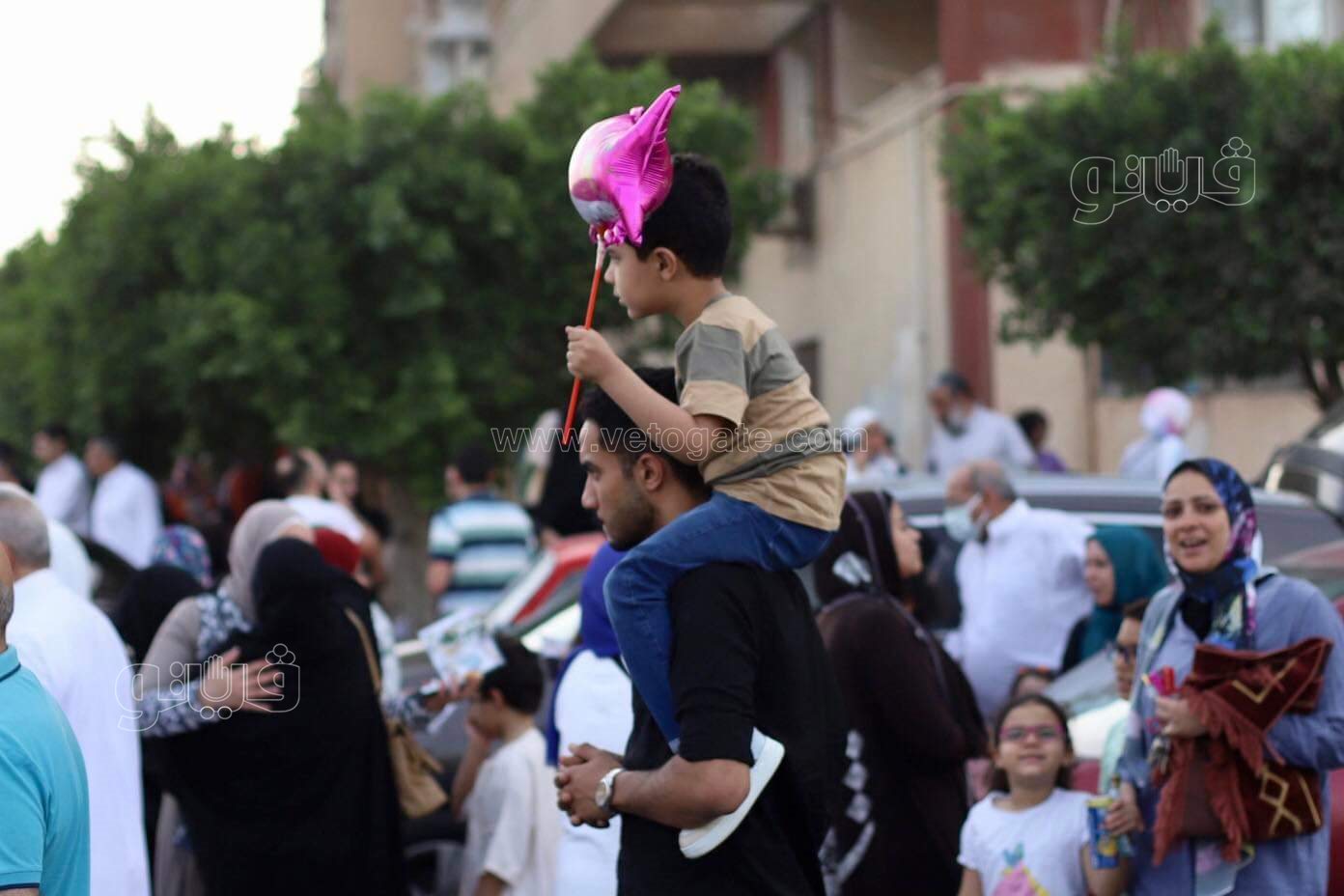 فرحة العيد تجمع شمل قريب وبعيد.. مظاهر البهجة في صلاة عيد الفطر المبارك (8)