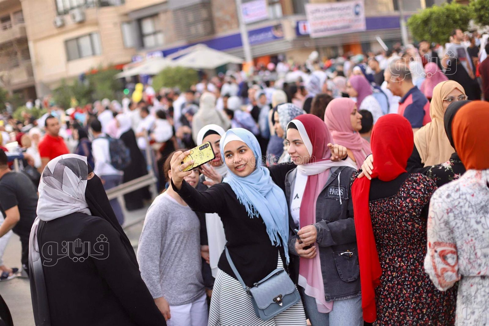 فرحة العيد تجمع شمل قريب وبعيد.. مظاهر البهجة في صلاة عيد الفطر المبارك (9)