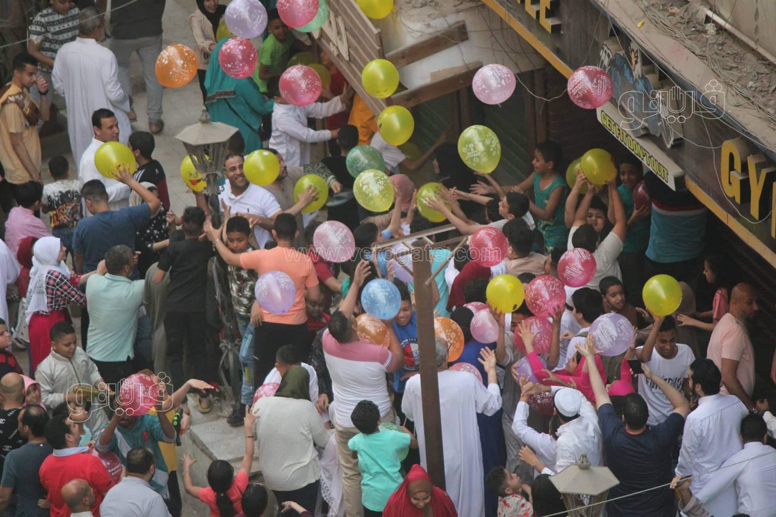 فرحة العيد تجمع شمل قريب وبعيد.. مظاهر البهجة في صلاة عيد الفطر المبارك (10)