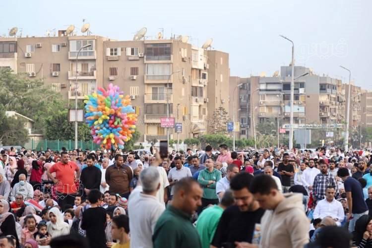 فرحة العيد تجمع شمل قريب وبعيد.. مظاهر البهجة في صلاة عيد الفطر المبارك (11)