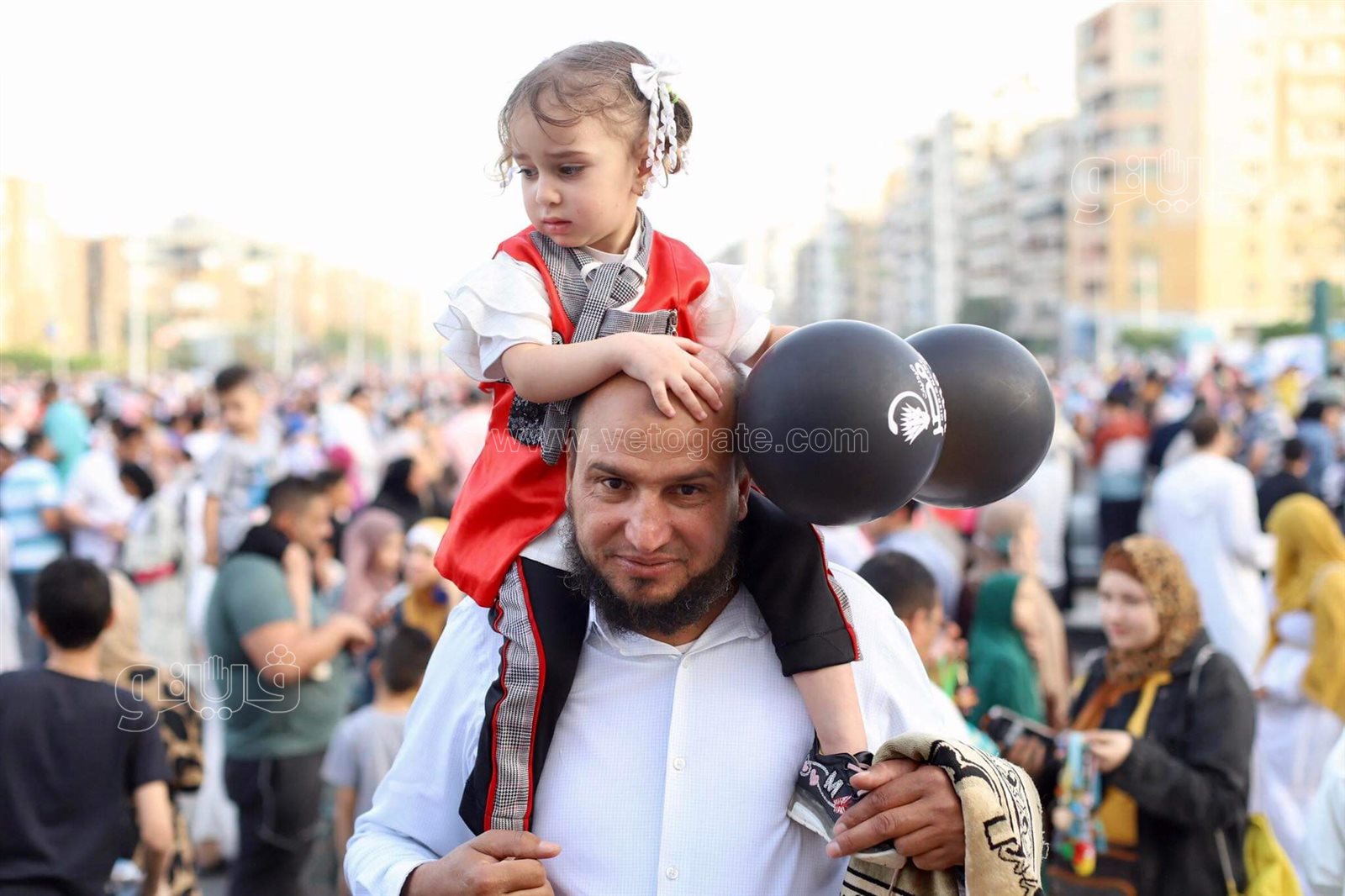 فرحة العيد تجمع شمل قريب وبعيد.. مظاهر البهجة في صلاة عيد الفطر المبارك (12)