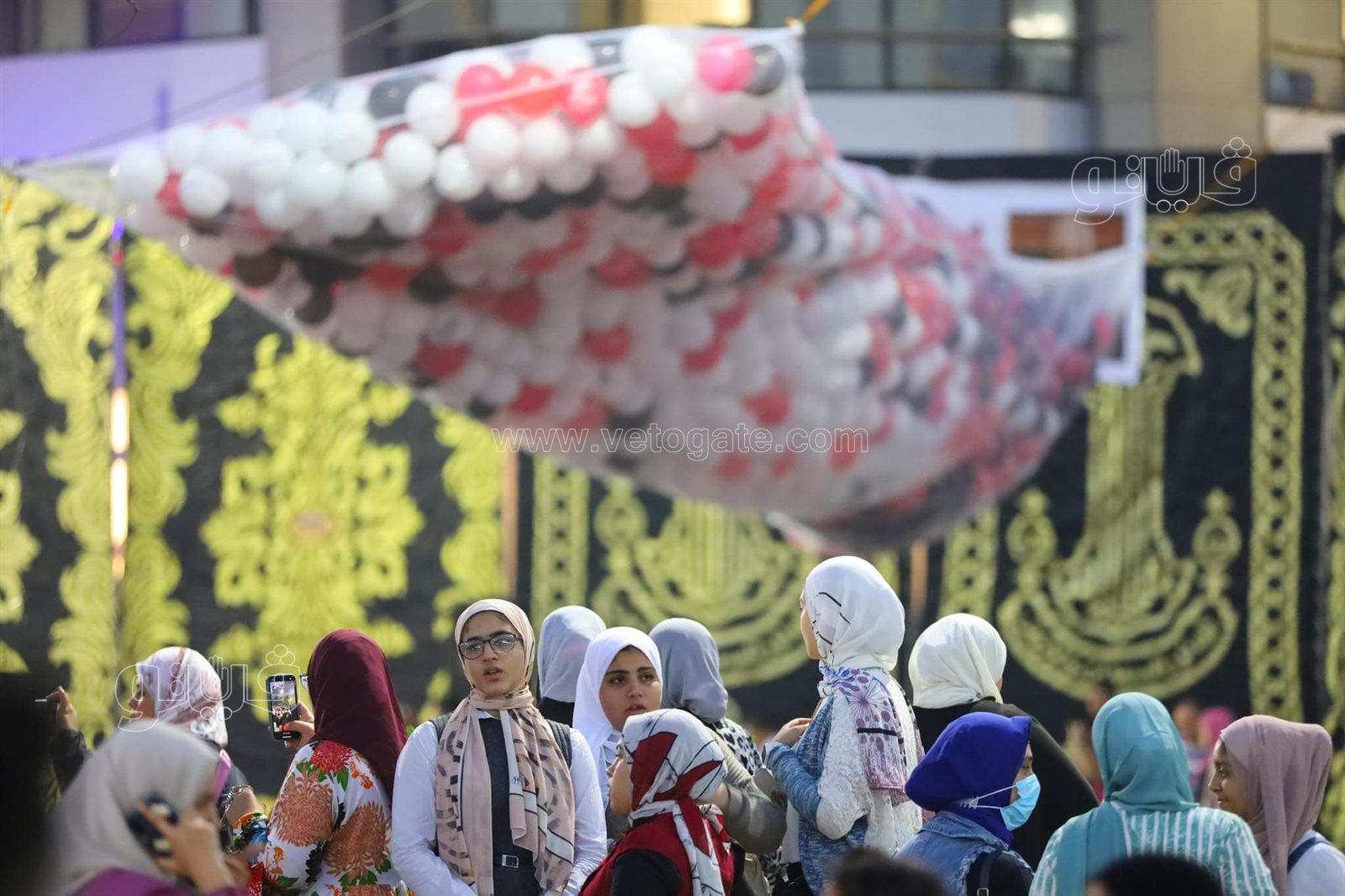 فرحة العيد تجمع شمل قريب وبعيد.. مظاهر البهجة في صلاة عيد الفطر المبارك (16)