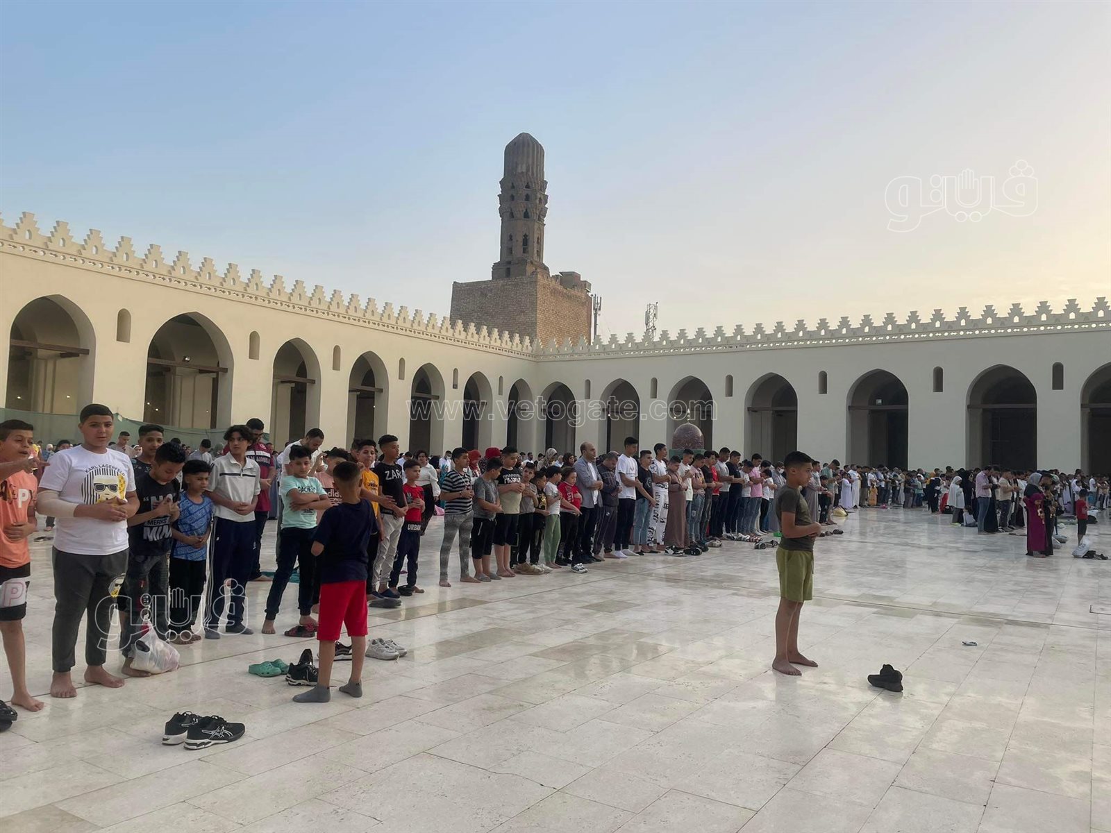 فرحة العيد تجمع شمل قريب وبعيد.. مظاهر البهجة في صلاة عيد الفطر المبارك (17)