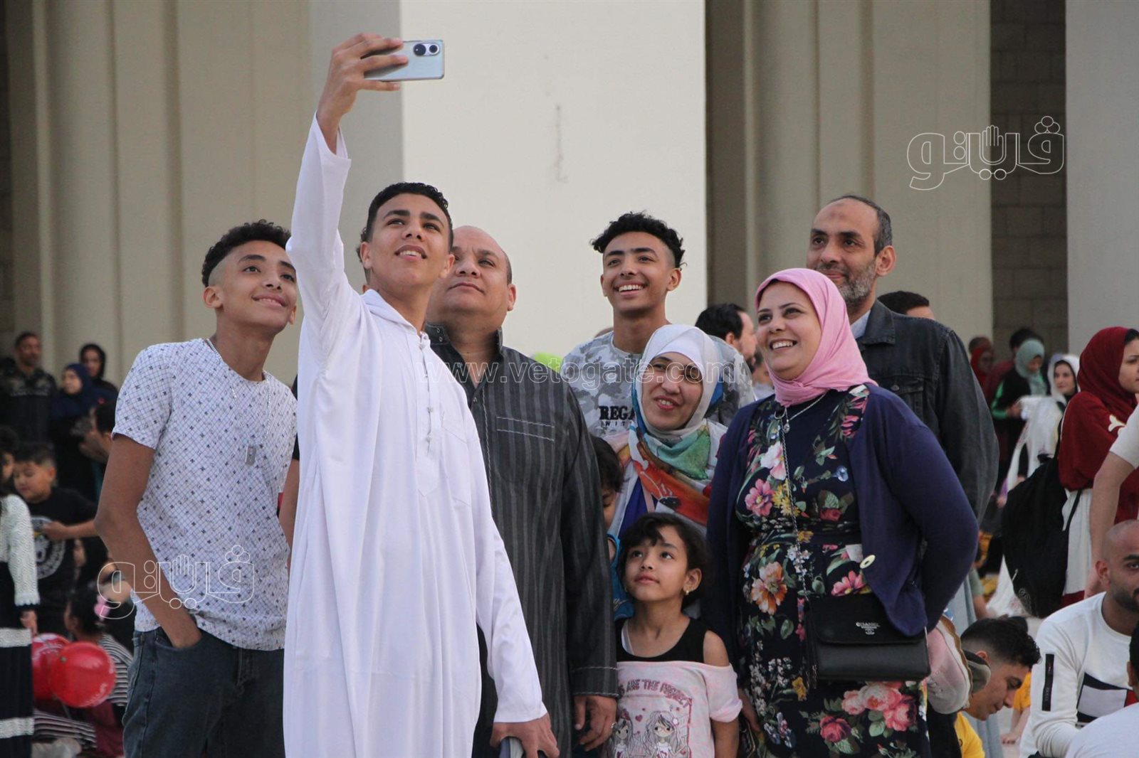 فرحة العيد تجمع شمل قريب وبعيد.. مظاهر البهجة في صلاة عيد الفطر المبارك (19)