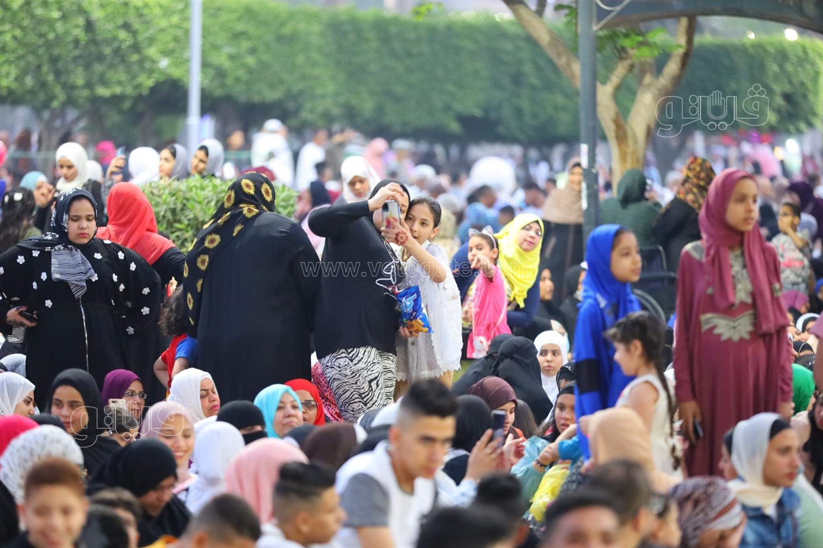 فرحة العيد تجمع شمل قريب وبعيد.. مظاهر البهجة في صلاة عيد الفطر المبارك (21)