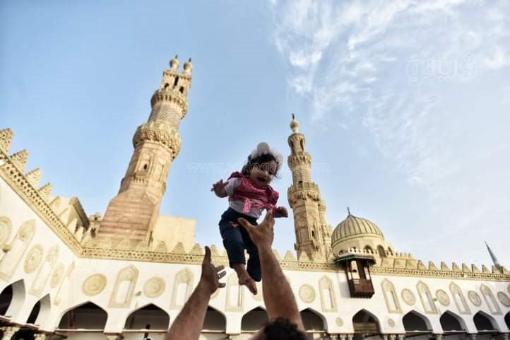 فرحة العيد تجمع شمل قريب وبعيد.. مظاهر البهجة في صلاة عيد الفطر المبارك (22)