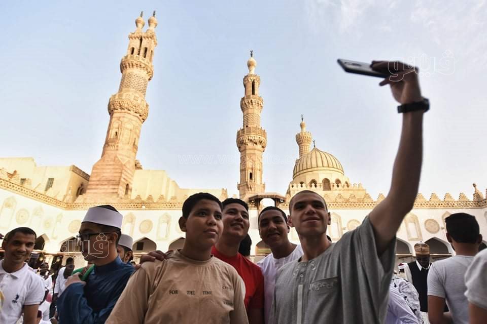 فرحة العيد تجمع شمل قريب وبعيد.. مظاهر البهجة في صلاة عيد الفطر المبارك (23)