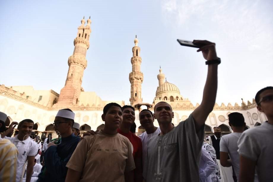 فرحة العيد تجمع شمل قريب وبعيد.. مظاهر البهجة في صلاة عيد الفطر المبارك (24)