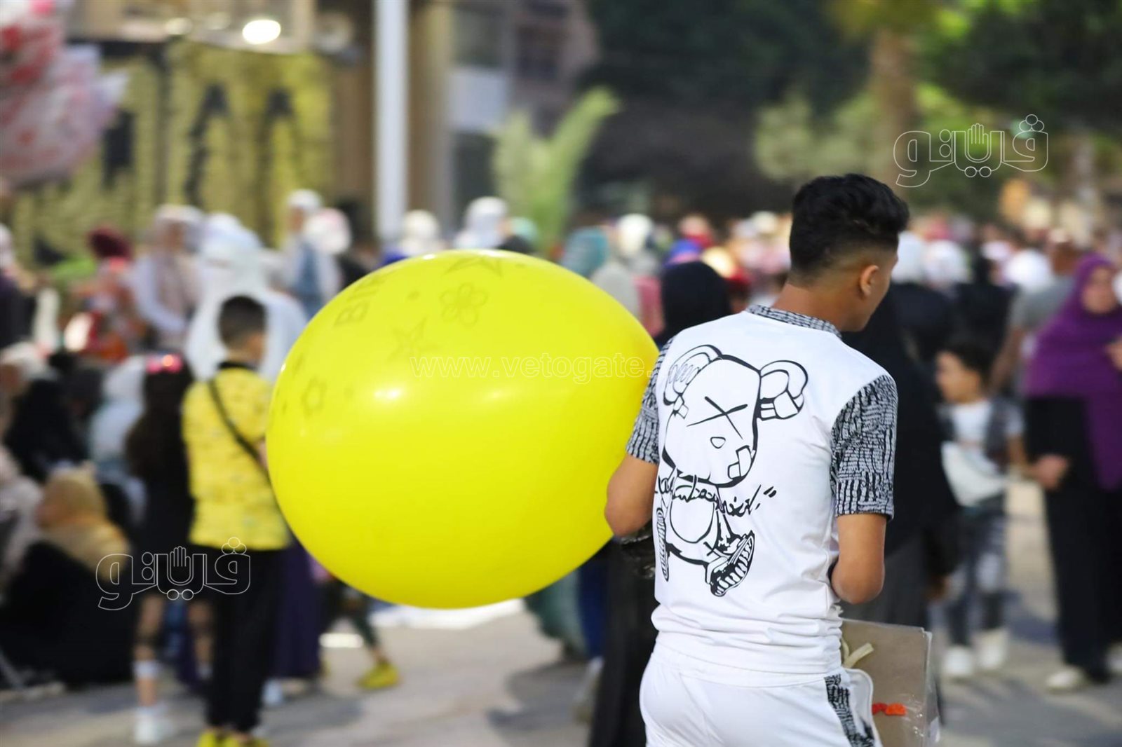 فرحة العيد تجمع شمل قريب وبعيد.. مظاهر البهجة في صلاة عيد الفطر المبارك (27)