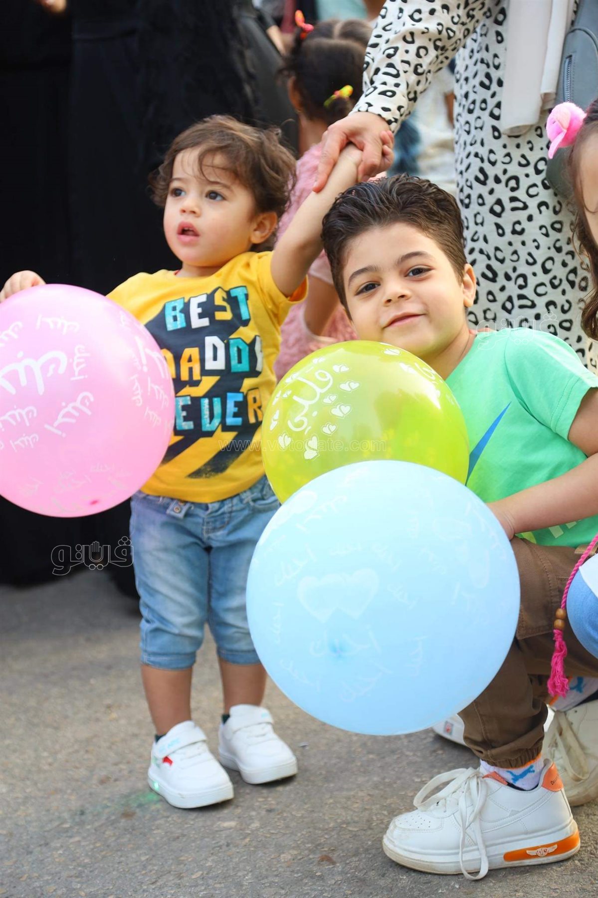 فرحة العيد تجمع شمل قريب وبعيد.. مظاهر البهجة في صلاة عيد الفطر المبارك (28)