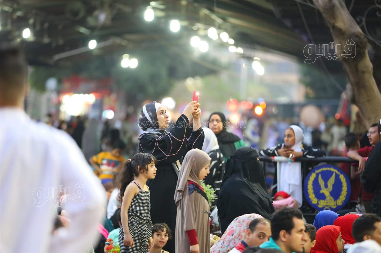 فرحة العيد تجمع شمل قريب وبعيد.. مظاهر البهجة في صلاة عيد الفطر المبارك (30)