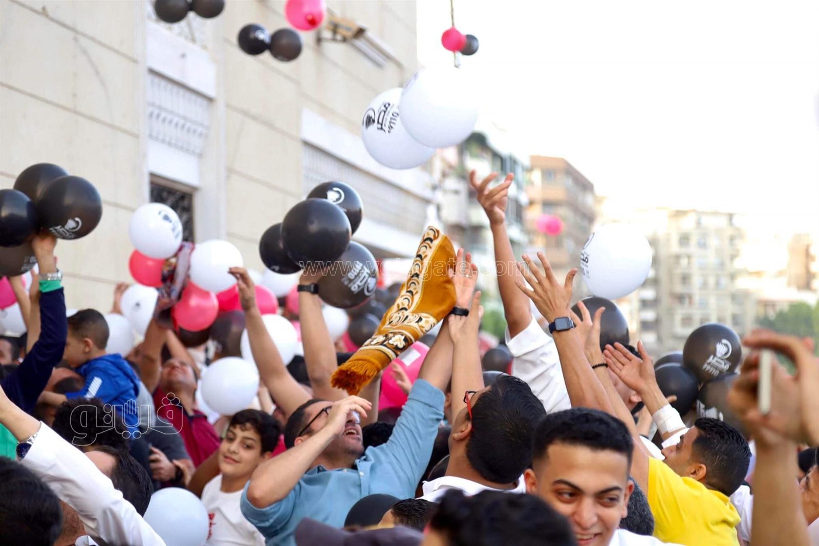 فرحة العيد تجمع شمل قريب وبعيد.. مظاهر البهجة في صلاة عيد الفطر المبارك (33)