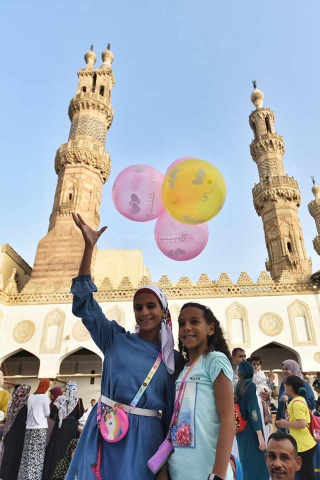 فرحة العيد تجمع شمل قريب وبعيد.. مظاهر البهجة في صلاة عيد الفطر المبارك (34)