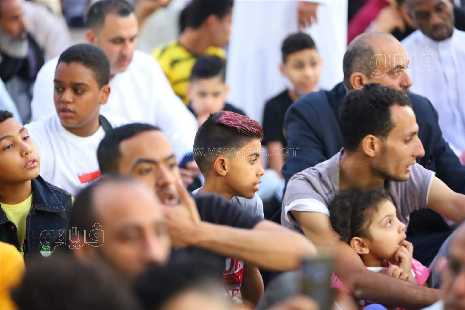 فرحة العيد تجمع شمل قريب وبعيد.. مظاهر البهجة في صلاة عيد الفطر المبارك (36)