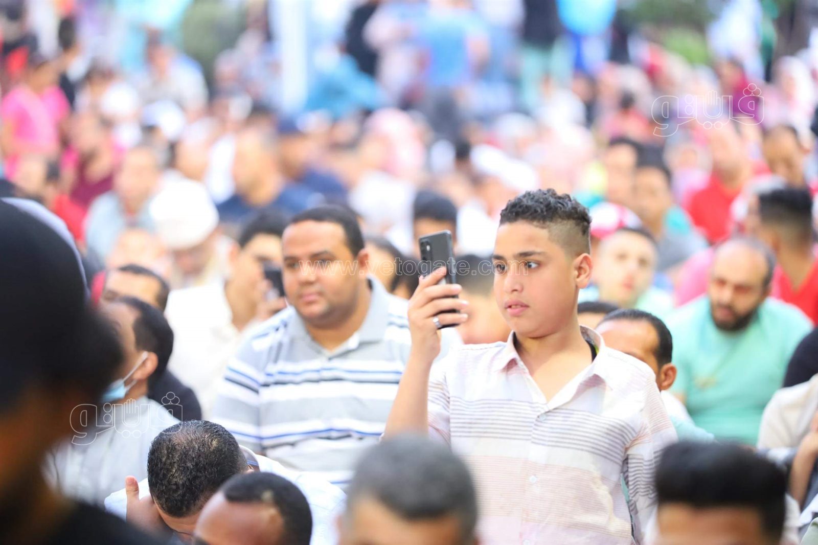 فرحة العيد تجمع شمل قريب وبعيد.. مظاهر البهجة في صلاة عيد الفطر المبارك (38)