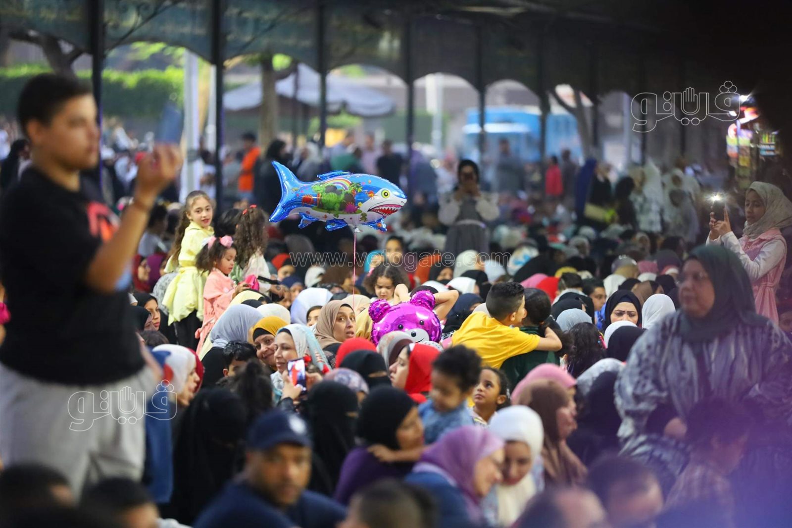 فرحة العيد تجمع شمل قريب وبعيد.. مظاهر البهجة في صلاة عيد الفطر المبارك (42)