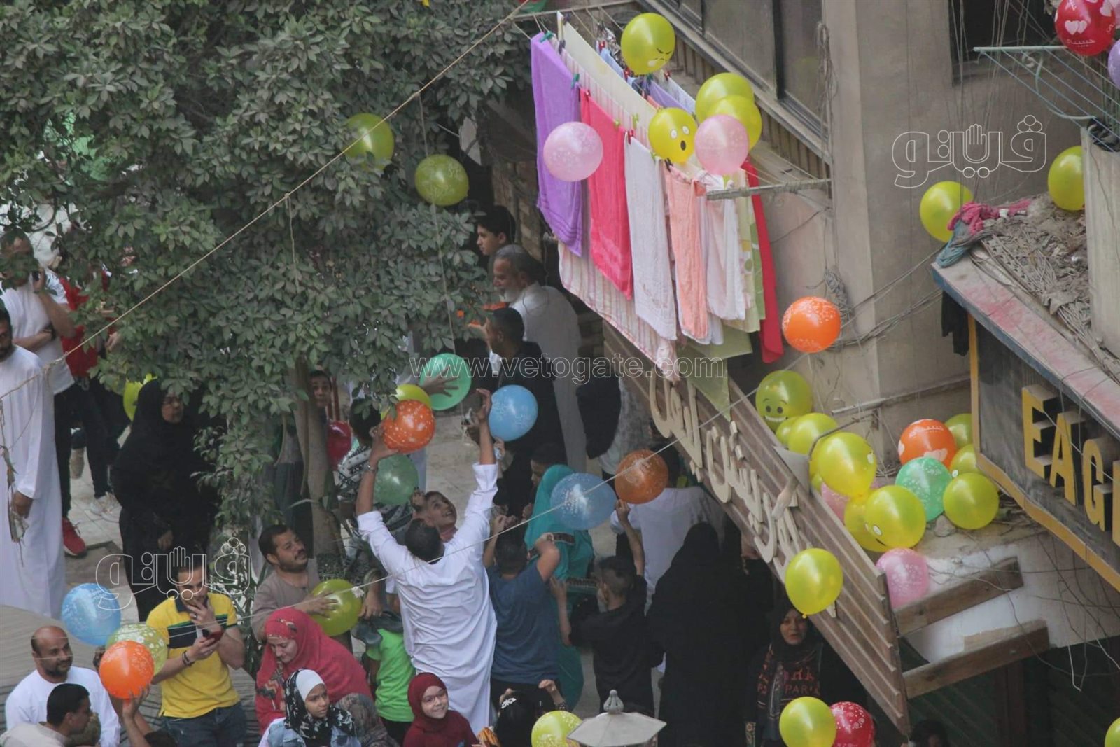 فرحة العيد تجمع شمل قريب وبعيد.. مظاهر البهجة في صلاة عيد الفطر المبارك (43)