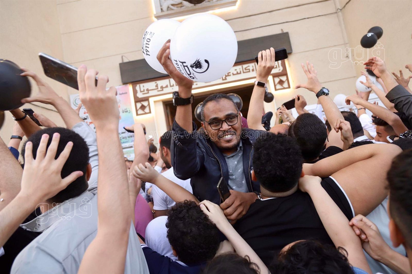 فرحة العيد تجمع شمل قريب وبعيد.. مظاهر البهجة في صلاة عيد الفطر المبارك (45)