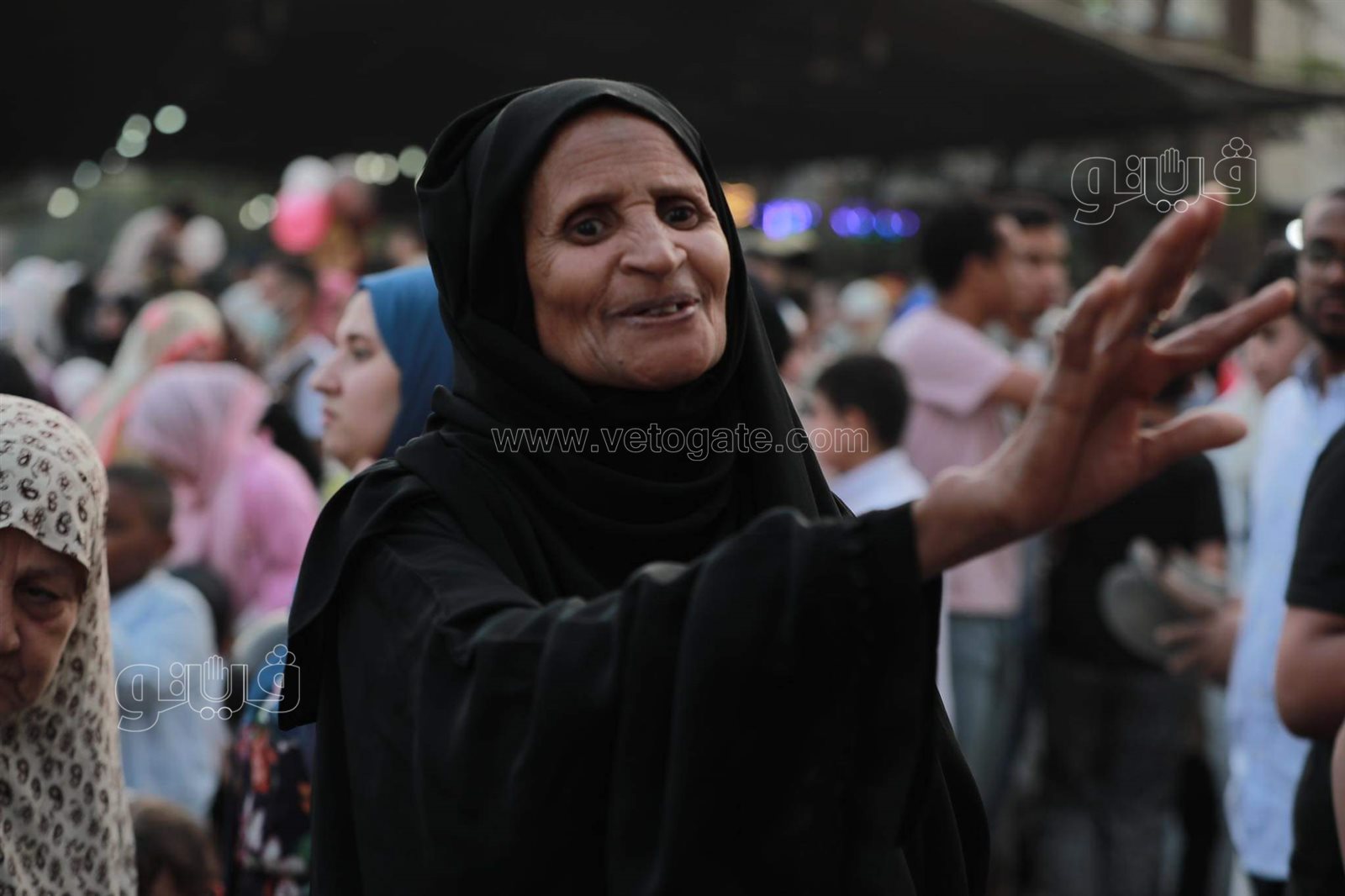 فرحة العيد تجمع شمل قريب وبعيد.. مظاهر البهجة في صلاة عيد الفطر المبارك (46)