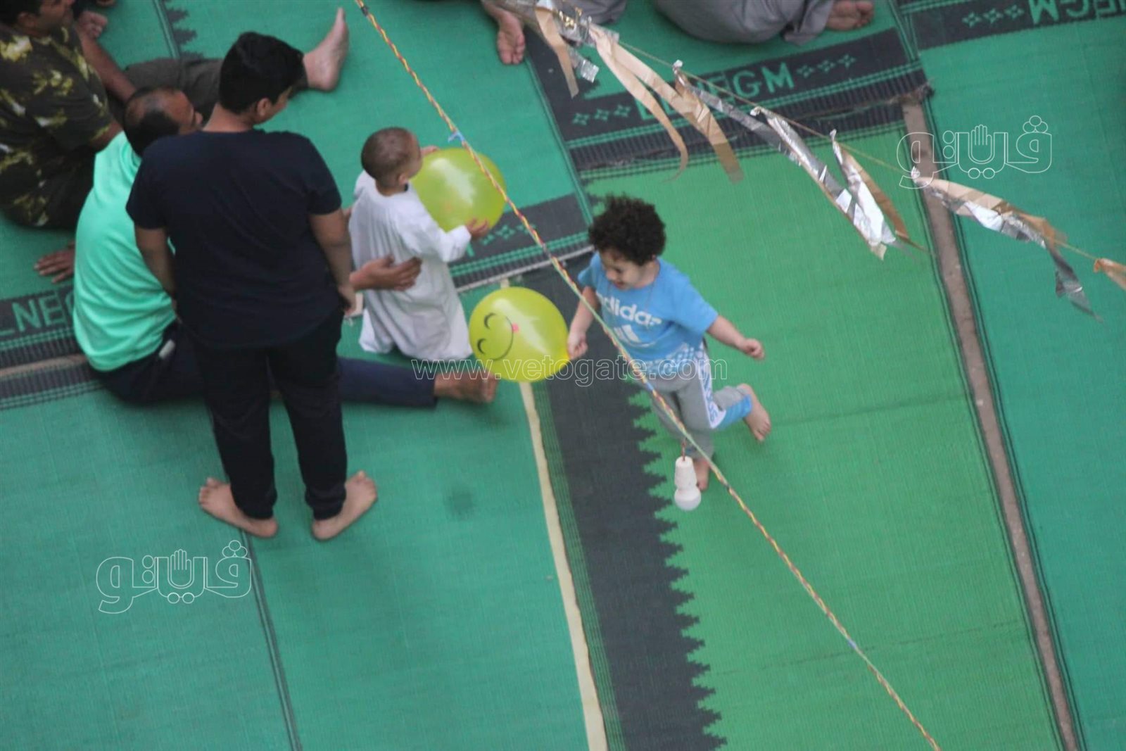 فرحة العيد تجمع شمل قريب وبعيد.. مظاهر البهجة في صلاة عيد الفطر المبارك (48)