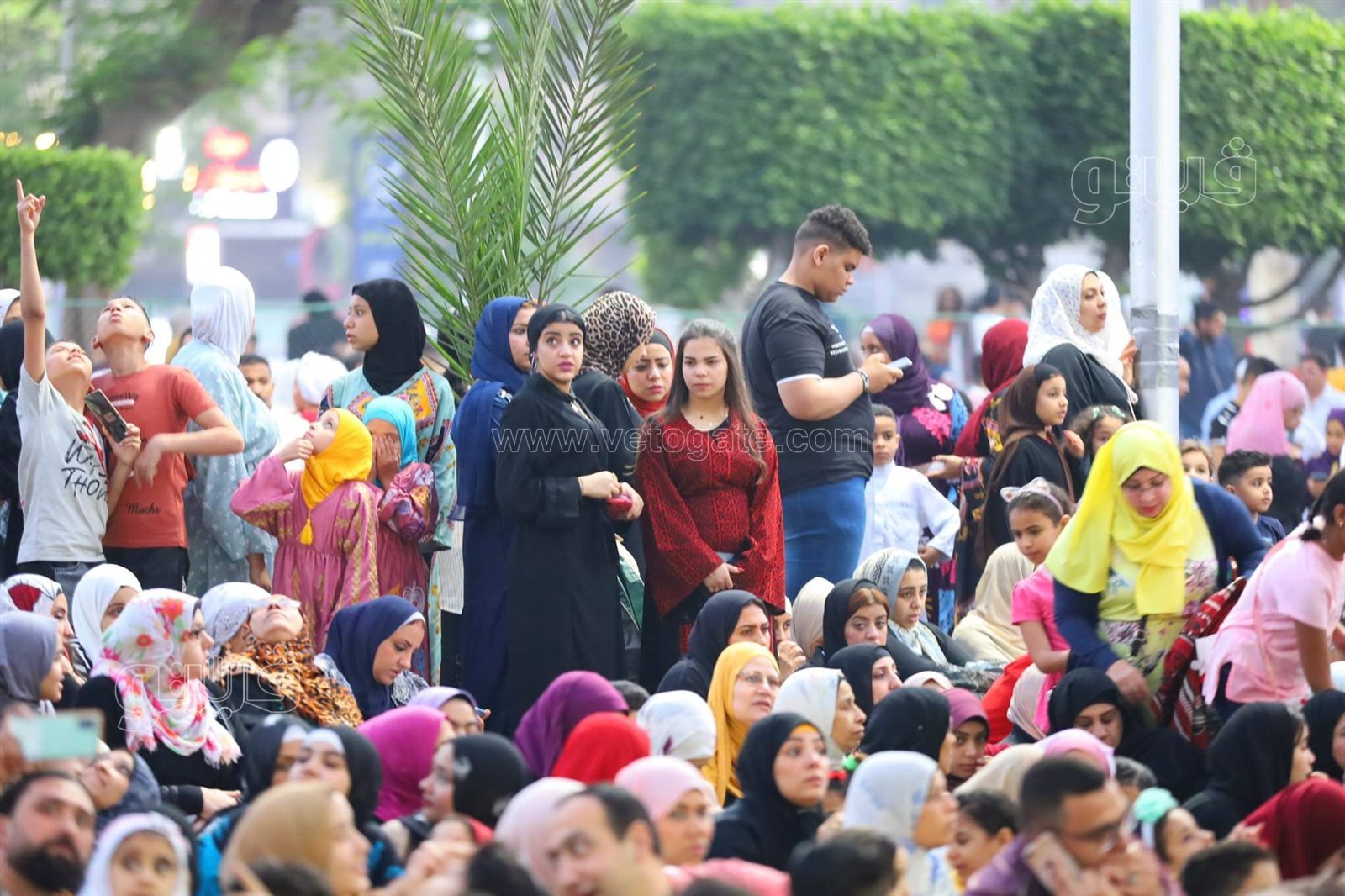 فرحة العيد تجمع شمل قريب وبعيد.. مظاهر البهجة في صلاة عيد الفطر المبارك (50)