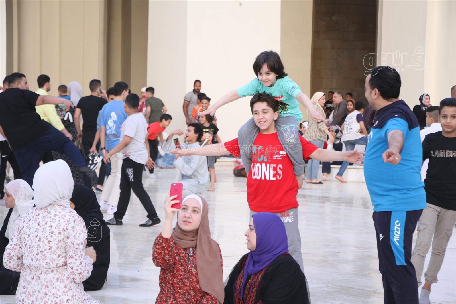 فرحة العيد تجمع شمل قريب وبعيد.. مظاهر البهجة في صلاة عيد الفطر المبارك (51)