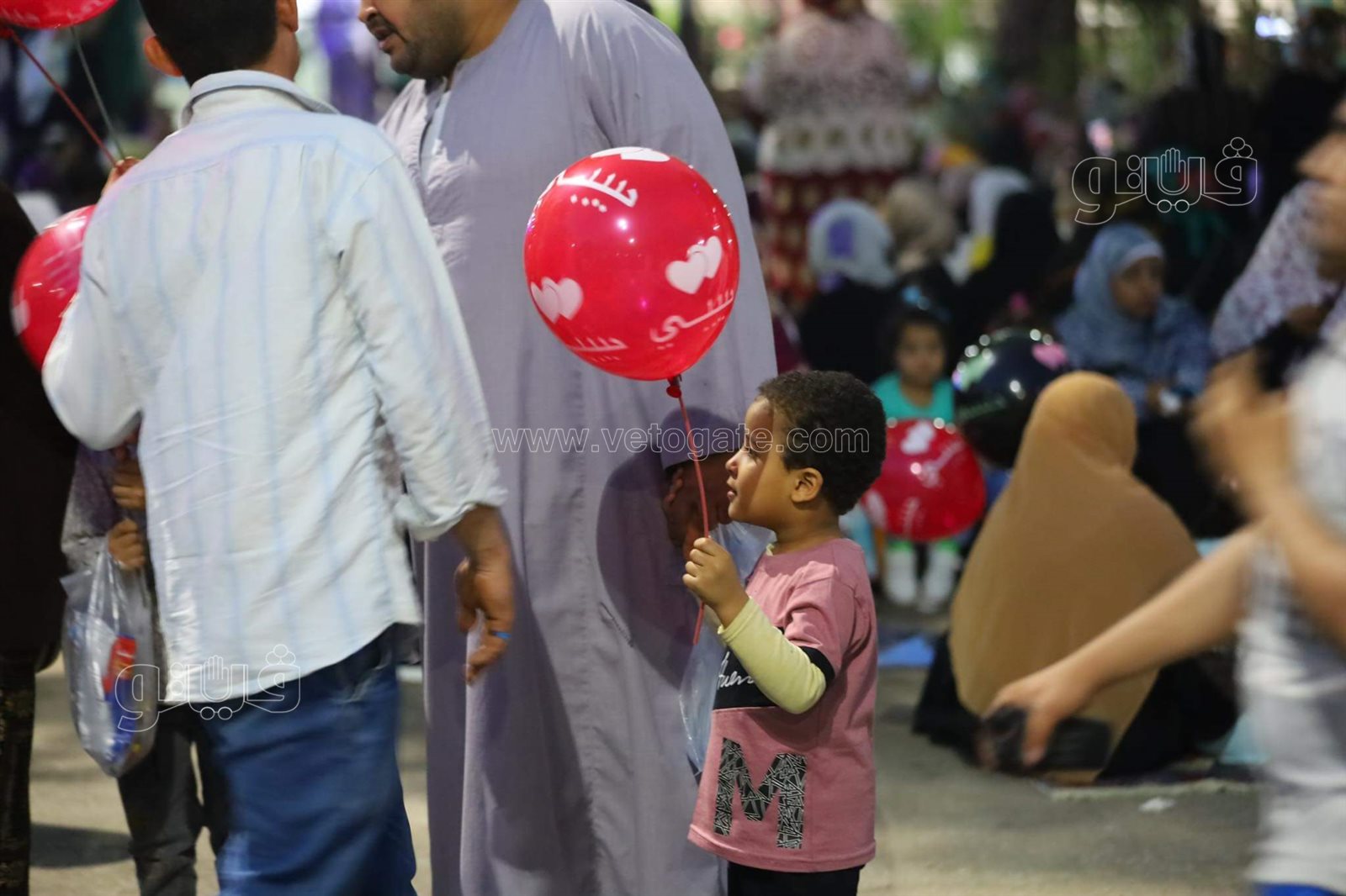 فرحة العيد تجمع شمل قريب وبعيد.. مظاهر البهجة في صلاة عيد الفطر المبارك (52)