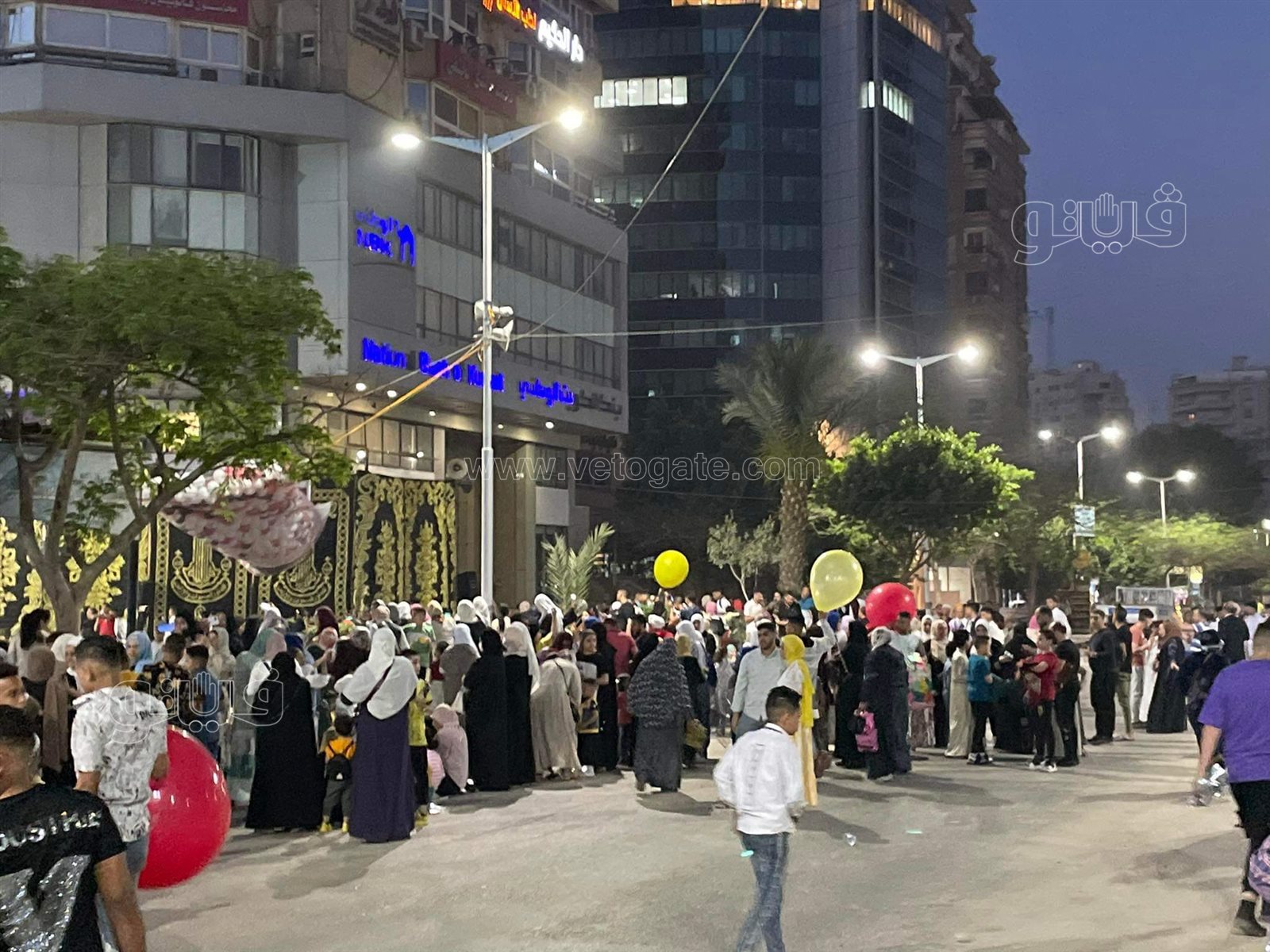 بدء توافد المصلين على ساحة مصطفى محمود استعدادا لصلاة عيد الفطر (1)